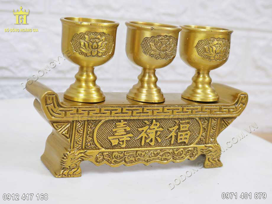 C&aacute;ch b&agrave;y tr&iacute; ngai ch&eacute;n bằng đồng v&agrave;ng tr&ecirc;n ban thờ c&uacute;ng gia ti&ecirc;n